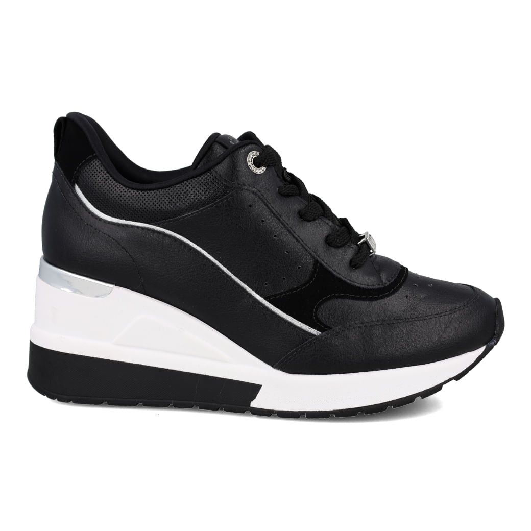 Tênis casual feminino Via Marte preto com detalhes metalizados, vista frontal